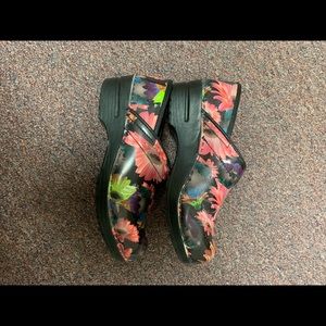 Floral Sanita clogs. Super cute!